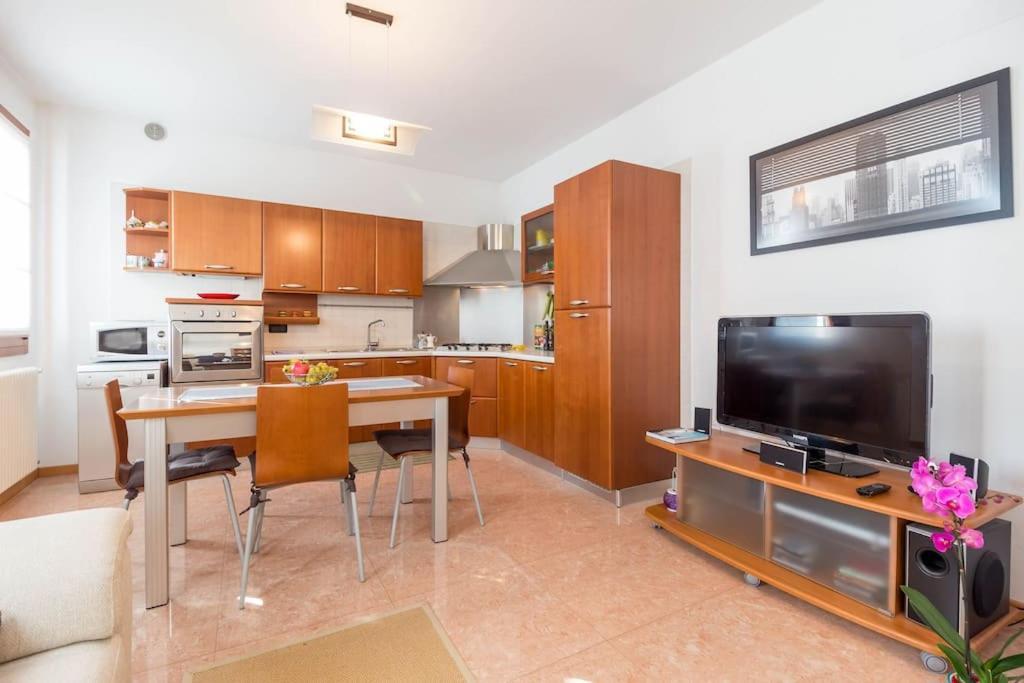 Elegant Apartment And Free Car Parking - Quite Area Favaro Veneto Exterior foto